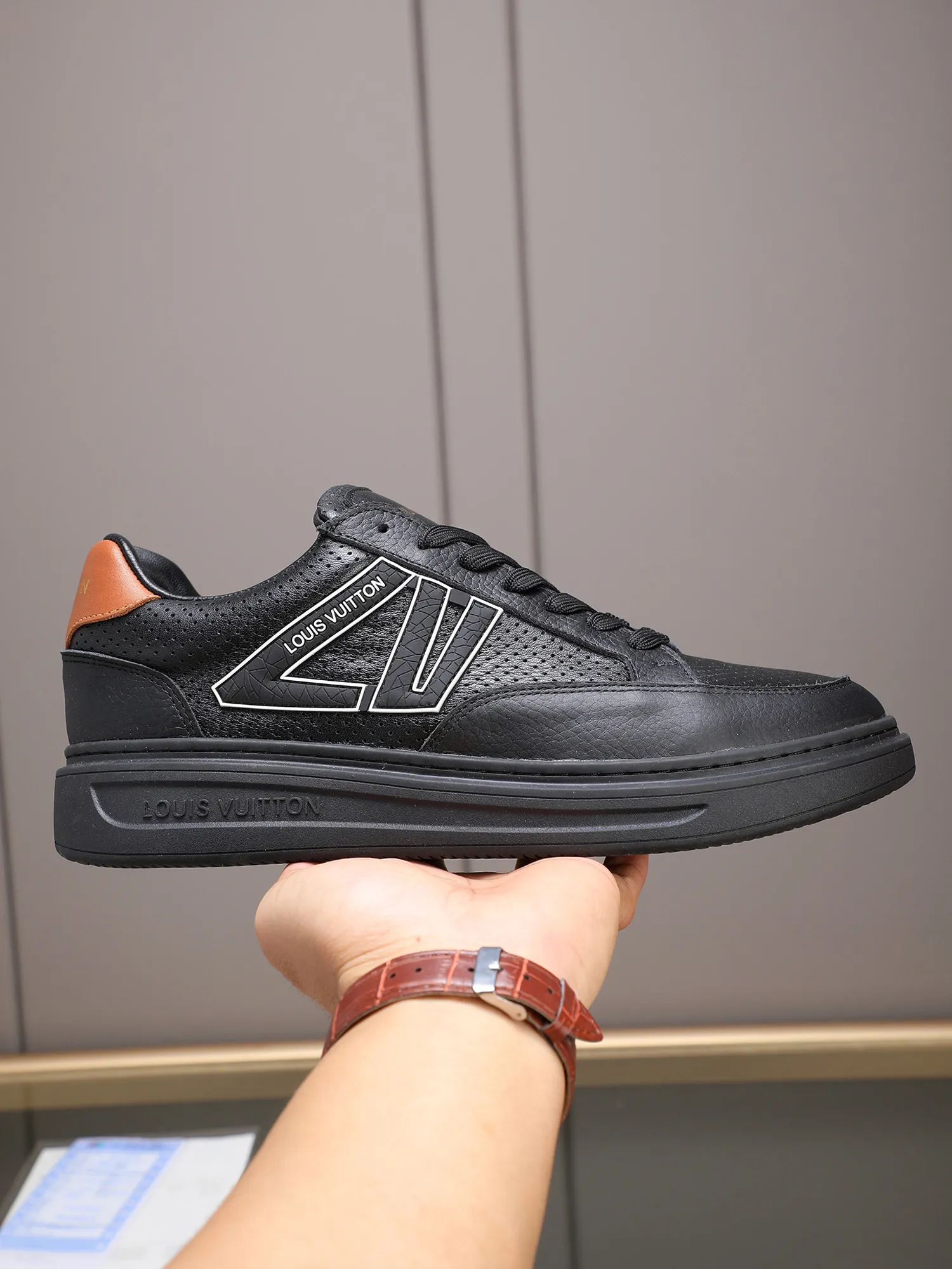PP420 main model 👍👍👍2025 new LOUIS VUITTON [Luden Yiwei]——LV upper [Lv]🇮🇹Imported first-layer cowhide embossed🇩🇪Inside imported sheepskin lining ➕Non-slip and wear-resistant outsole. Every man's identity is reflected in his elegant and stable upper shoes🚶🏻🚶🏻📯 No matter the wind or rain, the shoe last remains unchanged and can stand the test of time🔍️. ——Code number: 38-44 (45 can be customized)